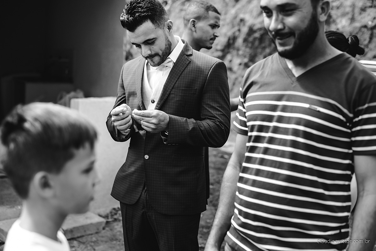 Lindo casamento familiar realizado ao ar livre num sítio em Santa Leopoldina por fotógrafos de casamento de vila velha fotógrafos de casamento de vitória fotógrafos de casamento de serra ES com noivo e noiva e pajens com lago e muita dança