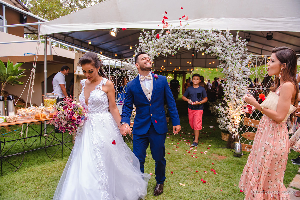 Lindo casamento familiar realizado ao ar livre num sítio em Santa Leopoldina por fotógrafos de casamento de vila velha fotógrafos de casamento de vitória fotógrafos de casamento de serra ES com noivo e noiva e pajens com lago e muita dança