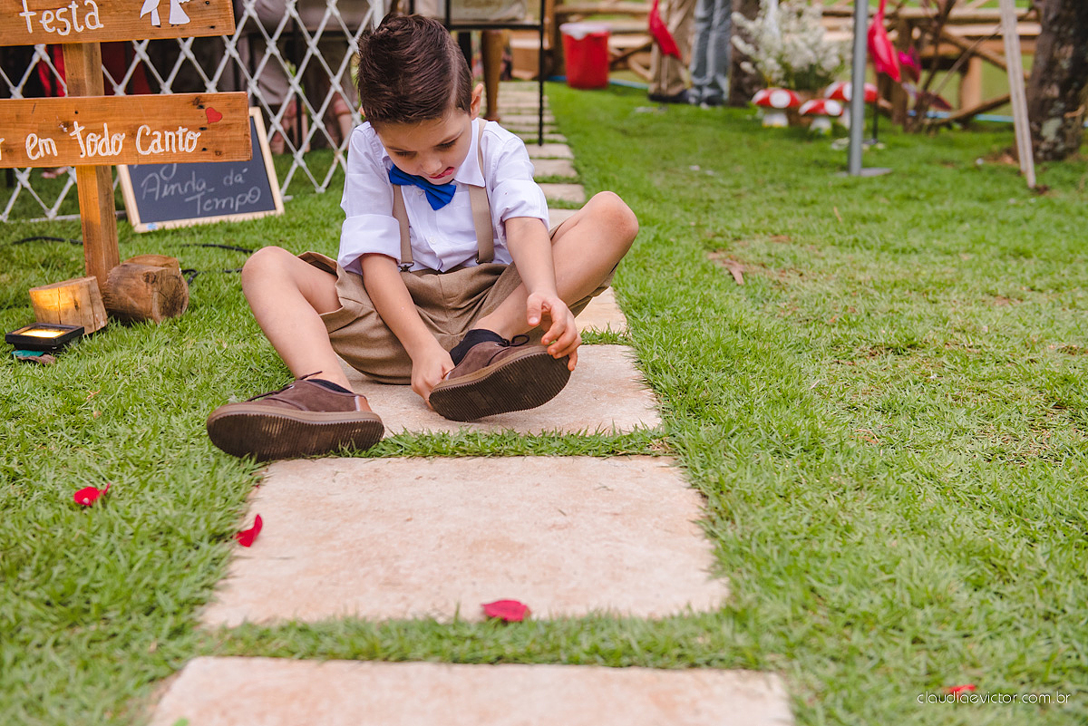 Lindo casamento familiar realizado ao ar livre num sítio em Santa Leopoldina por fotógrafos de casamento de vila velha fotógrafos de casamento de vitória fotógrafos de casamento de serra ES com noivo e noiva e pajens com lago e muita dança