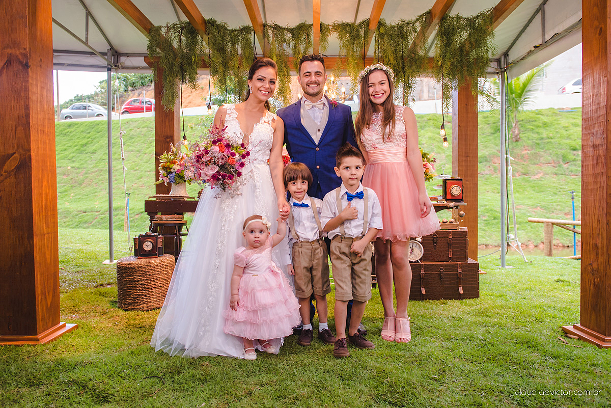Lindo casamento familiar realizado ao ar livre num sítio em Santa Leopoldina por fotógrafos de casamento de vila velha fotógrafos de casamento de vitória fotógrafos de casamento de serra ES com noivo e noiva e pajens com lago e muita dança