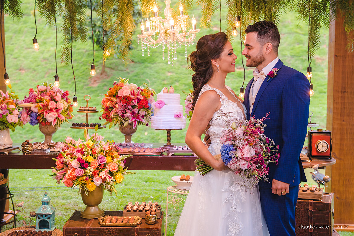 Lindo casamento familiar realizado ao ar livre num sítio em Santa Leopoldina por fotógrafos de casamento de vila velha fotógrafos de casamento de vitória fotógrafos de casamento de serra ES com noivo e noiva e pajens com lago e muita dança