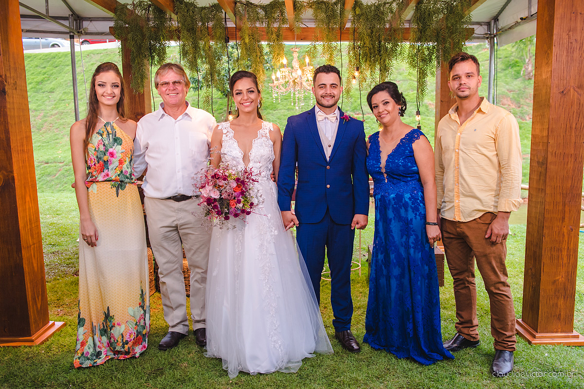 Lindo casamento familiar realizado ao ar livre num sítio em Santa Leopoldina por fotógrafos de casamento de vila velha fotógrafos de casamento de vitória fotógrafos de casamento de serra ES com noivo e noiva e pajens com lago e muita dança