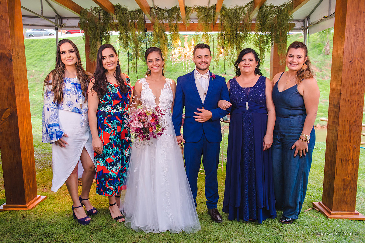 Lindo casamento familiar realizado ao ar livre num sítio em Santa Leopoldina por fotógrafos de casamento de vila velha fotógrafos de casamento de vitória fotógrafos de casamento de serra ES com noivo e noiva e pajens com lago e muita dança