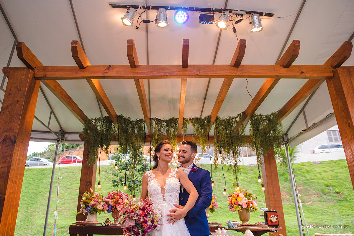 Lindo casamento familiar realizado ao ar livre num sítio em Santa Leopoldina por fotógrafos de casamento de vila velha fotógrafos de casamento de vitória fotógrafos de casamento de serra ES com noivo e noiva e pajens com lago e muita dança