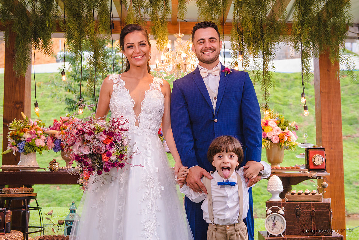 Lindo casamento familiar realizado ao ar livre num sítio em Santa Leopoldina por fotógrafos de casamento de vila velha fotógrafos de casamento de vitória fotógrafos de casamento de serra ES com noivo e noiva e pajens com lago e muita dança
