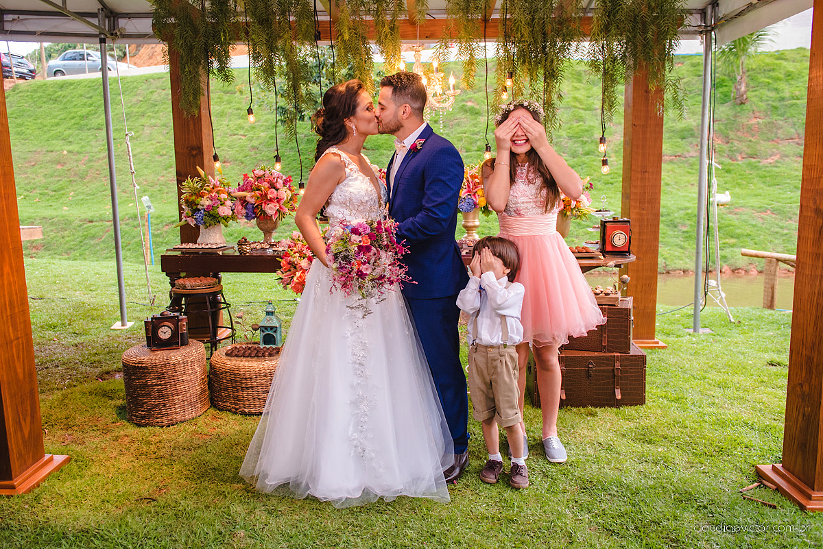 Lindo casamento familiar realizado ao ar livre num sítio em Santa Leopoldina por fotógrafos de casamento de vila velha fotógrafos de casamento de vitória fotógrafos de casamento de serra ES com noivo e noiva e pajens com lago e muita dança