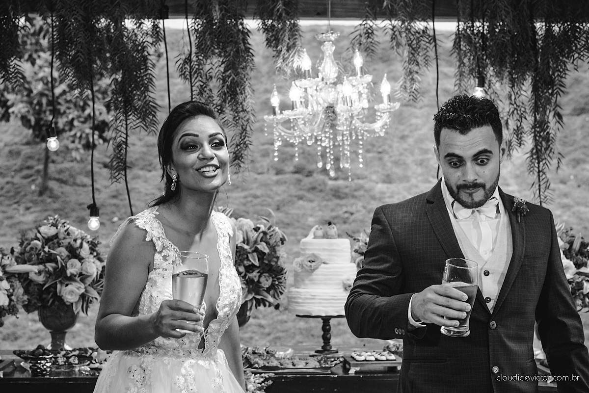 Lindo casamento familiar realizado ao ar livre num sítio em Santa Leopoldina por fotógrafos de casamento de vila velha fotógrafos de casamento de vitória fotógrafos de casamento de serra ES com noivo e noiva e pajens com lago e muita dança