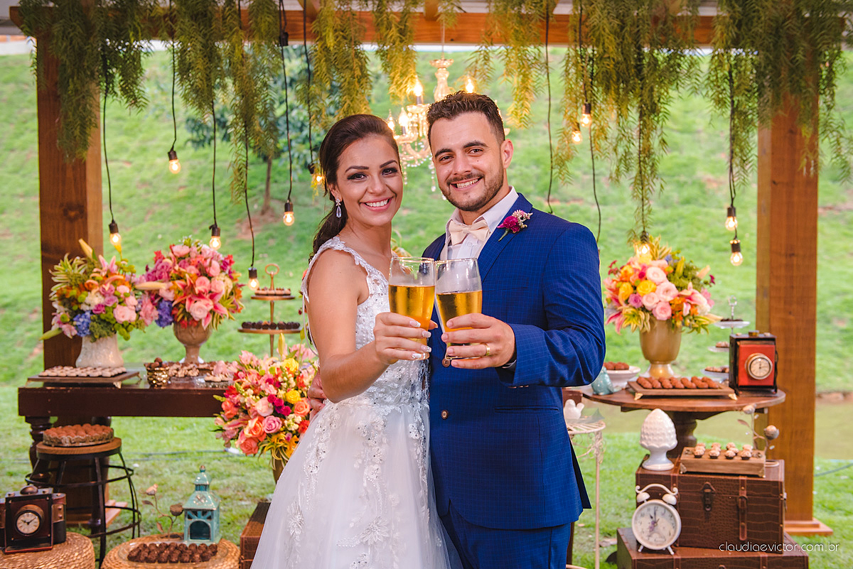 Lindo casamento familiar realizado ao ar livre num sítio em Santa Leopoldina por fotógrafos de casamento de vila velha fotógrafos de casamento de vitória fotógrafos de casamento de serra ES com noivo e noiva e pajens com lago e muita dança