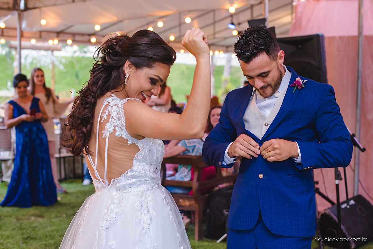 Lindo casamento familiar realizado ao ar livre num sítio em Santa Leopoldina por fotógrafos de casamento de vila velha fotógrafos de casamento de vitória fotógrafos de casamento de serra ES com noivo e noiva e pajens com lago e muita dança