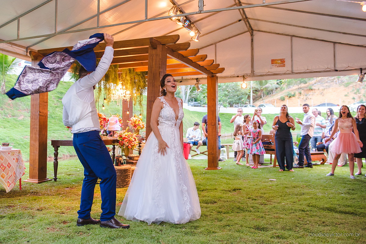Lindo casamento familiar realizado ao ar livre num sítio em Santa Leopoldina por fotógrafos de casamento de vila velha fotógrafos de casamento de vitória fotógrafos de casamento de serra ES com noivo e noiva e pajens com lago e muita dança