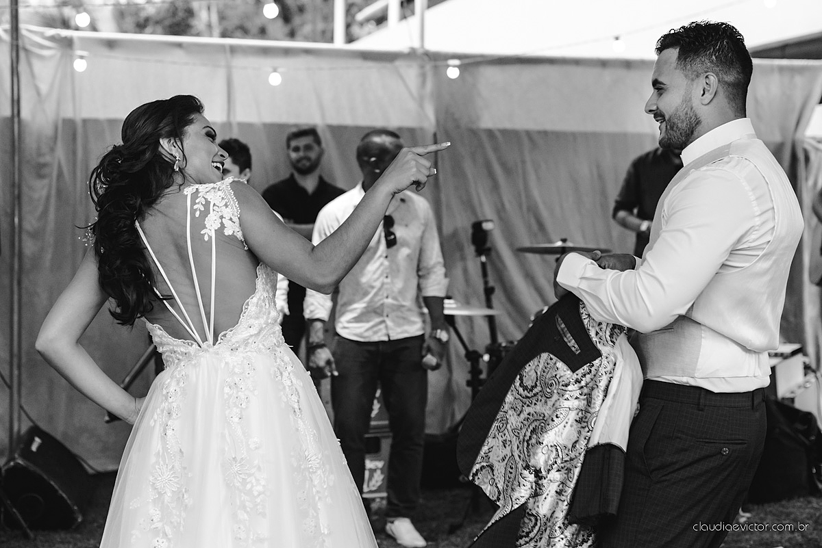 Lindo casamento familiar realizado ao ar livre num sítio em Santa Leopoldina por fotógrafos de casamento de vila velha fotógrafos de casamento de vitória fotógrafos de casamento de serra ES com noivo e noiva e pajens com lago e muita dança