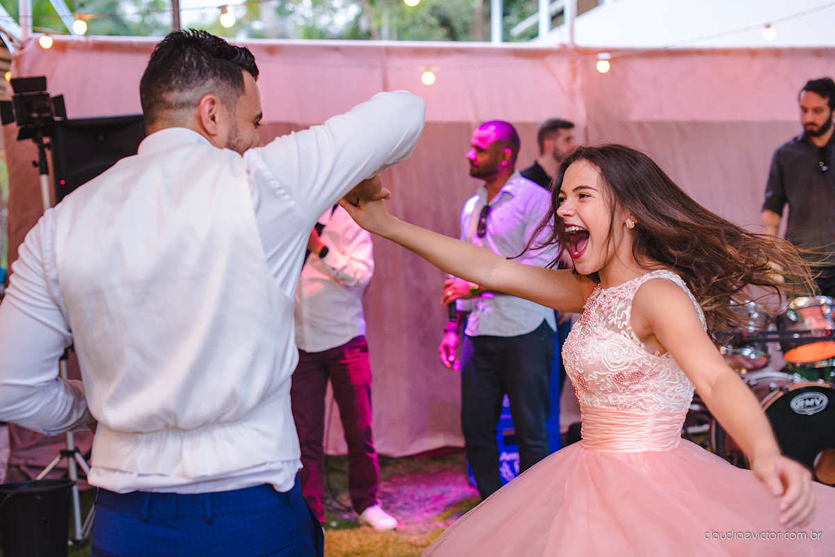 Lindo casamento familiar realizado ao ar livre num sítio em Santa Leopoldina por fotógrafos de casamento de vila velha fotógrafos de casamento de vitória fotógrafos de casamento de serra ES com noivo e noiva e pajens com lago e muita dança