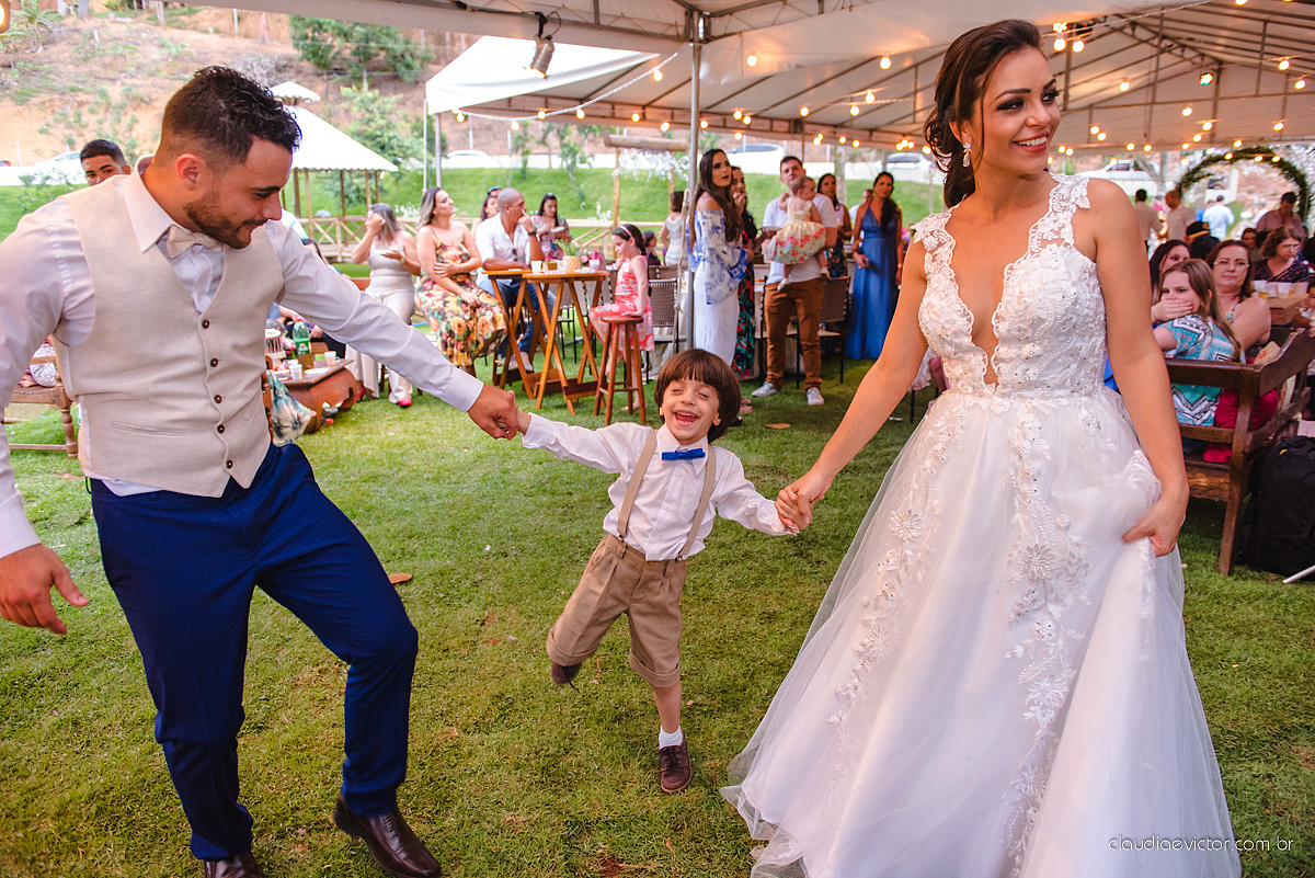 Lindo casamento familiar realizado ao ar livre num sítio em Santa Leopoldina por fotógrafos de casamento de vila velha fotógrafos de casamento de vitória fotógrafos de casamento de serra ES com noivo e noiva e pajens com lago e muita dança