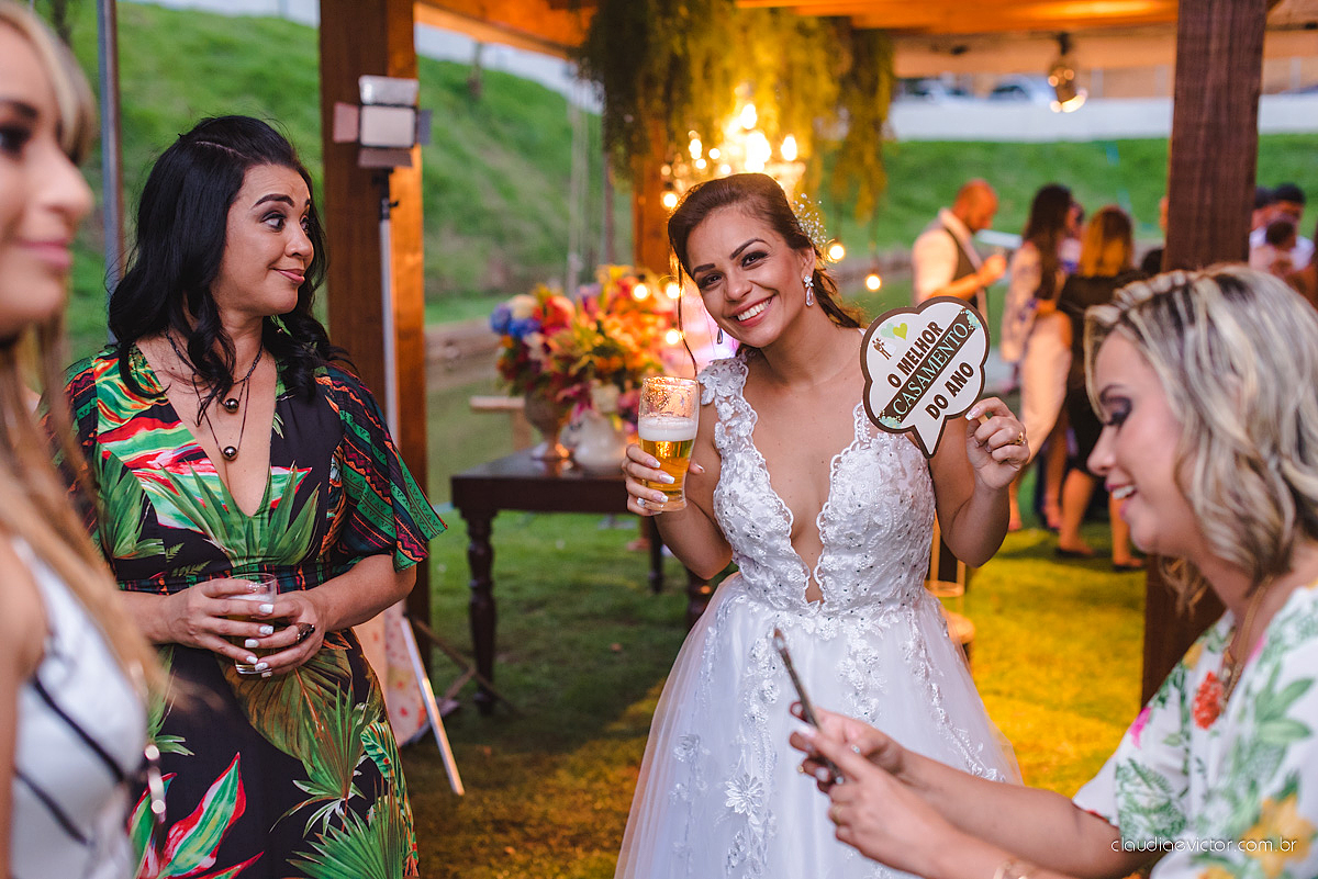 Lindo casamento familiar realizado ao ar livre num sítio em Santa Leopoldina por fotógrafos de casamento de vila velha fotógrafos de casamento de vitória fotógrafos de casamento de serra ES com noivo e noiva e pajens com lago e muita dança