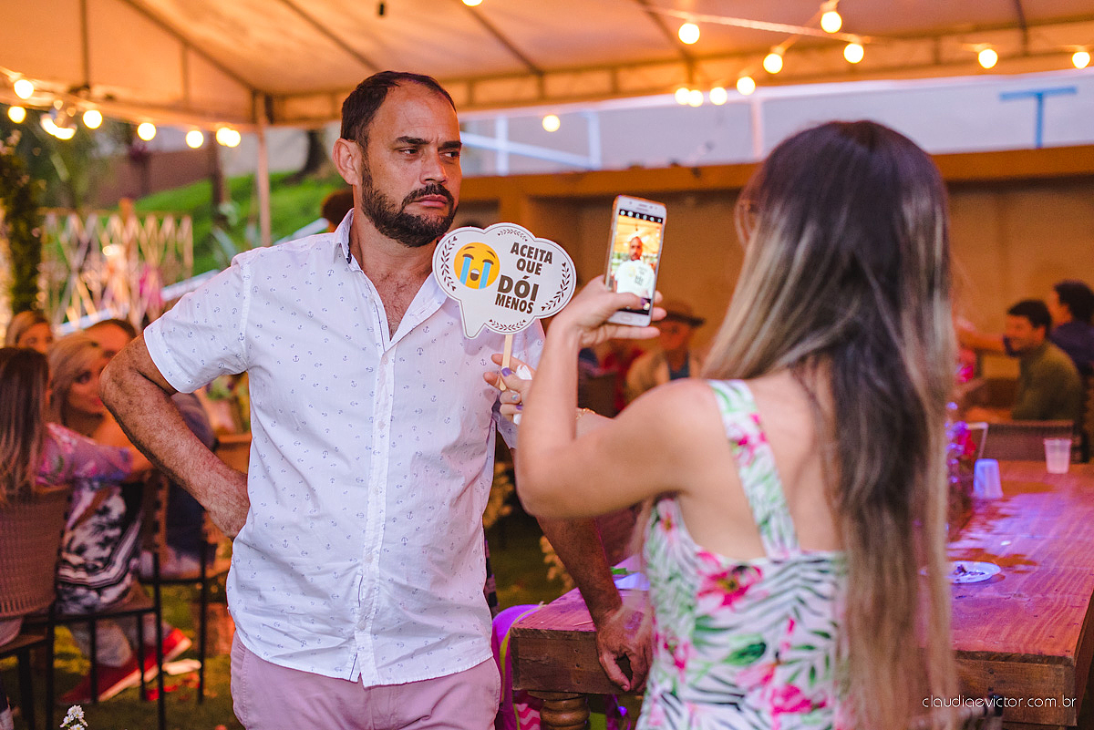 Lindo casamento familiar realizado ao ar livre num sítio em Santa Leopoldina por fotógrafos de casamento de vila velha fotógrafos de casamento de vitória fotógrafos de casamento de serra ES com noivo e noiva e pajens com lago e muita dança