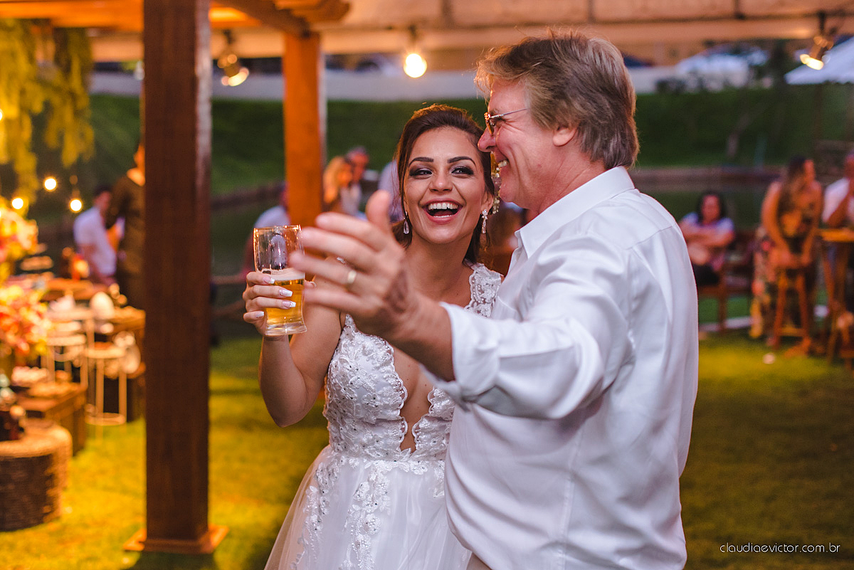 Lindo casamento familiar realizado ao ar livre num sítio em Santa Leopoldina por fotógrafos de casamento de vila velha fotógrafos de casamento de vitória fotógrafos de casamento de serra ES com noivo e noiva e pajens com lago e muita dança
