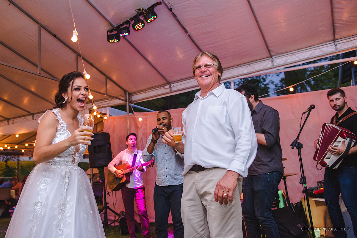 Lindo casamento familiar realizado ao ar livre num sítio em Santa Leopoldina por fotógrafos de casamento de vila velha fotógrafos de casamento de vitória fotógrafos de casamento de serra ES com noivo e noiva e pajens com lago e muita dança
