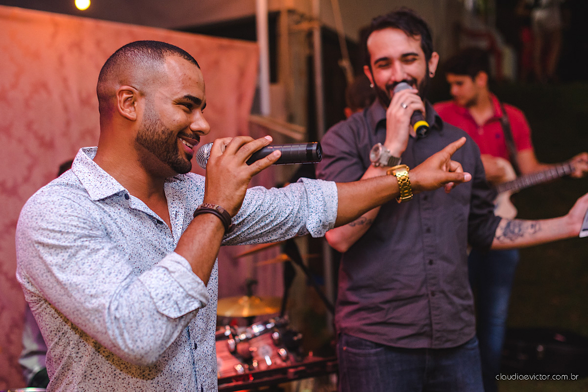 Lindo casamento familiar realizado ao ar livre num sítio em Santa Leopoldina por fotógrafos de casamento de vila velha fotógrafos de casamento de vitória fotógrafos de casamento de serra ES com noivo e noiva e pajens com lago e muita dança