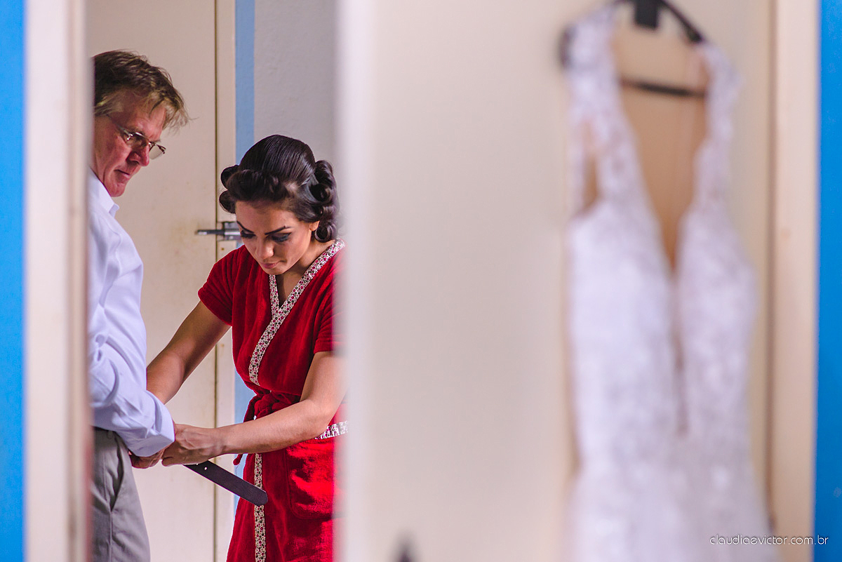 Lindo casamento familiar realizado ao ar livre num sítio em Santa Leopoldina por fotógrafos de casamento de vila velha fotógrafos de casamento de vitória fotógrafos de casamento de serra ES com noivo e noiva e pajens com lago e muita dança