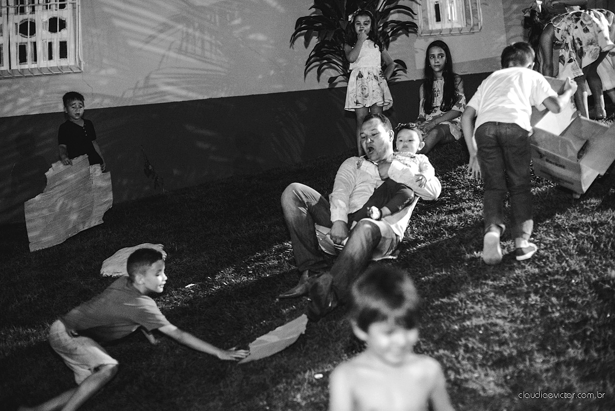 Lindo casamento familiar realizado ao ar livre num sítio em Santa Leopoldina por fotógrafos de casamento de vila velha fotógrafos de casamento de vitória fotógrafos de casamento de serra ES com noivo e noiva e pajens com lago e muita dança