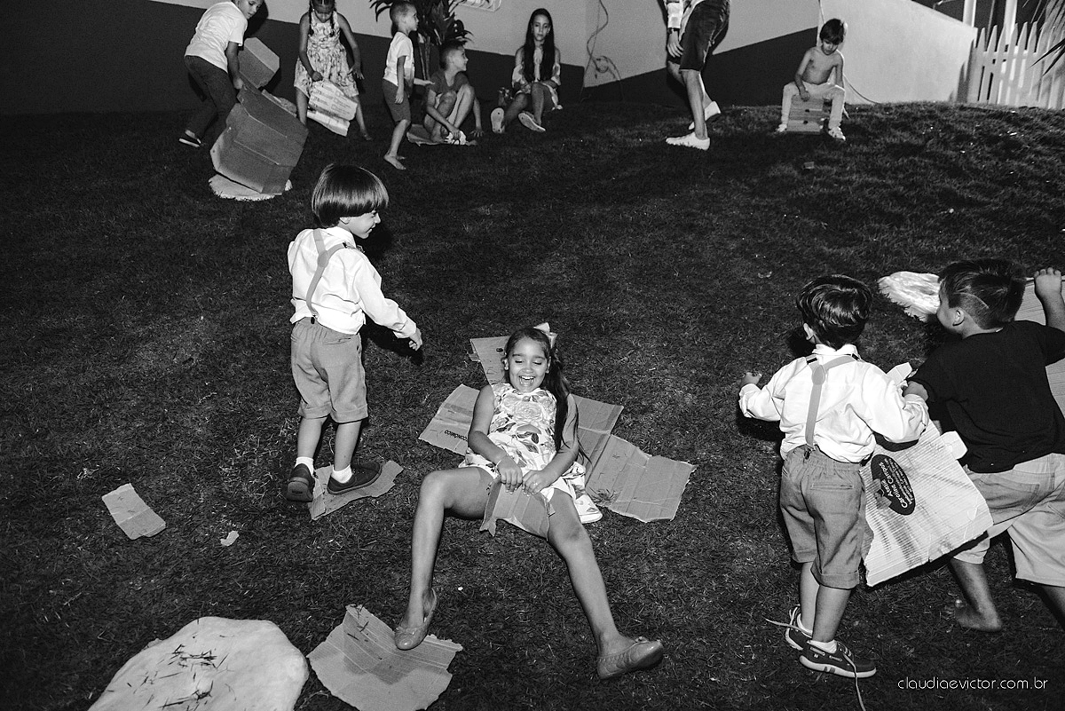 Lindo casamento familiar realizado ao ar livre num sítio em Santa Leopoldina por fotógrafos de casamento de vila velha fotógrafos de casamento de vitória fotógrafos de casamento de serra ES com noivo e noiva e pajens com lago e muita dança