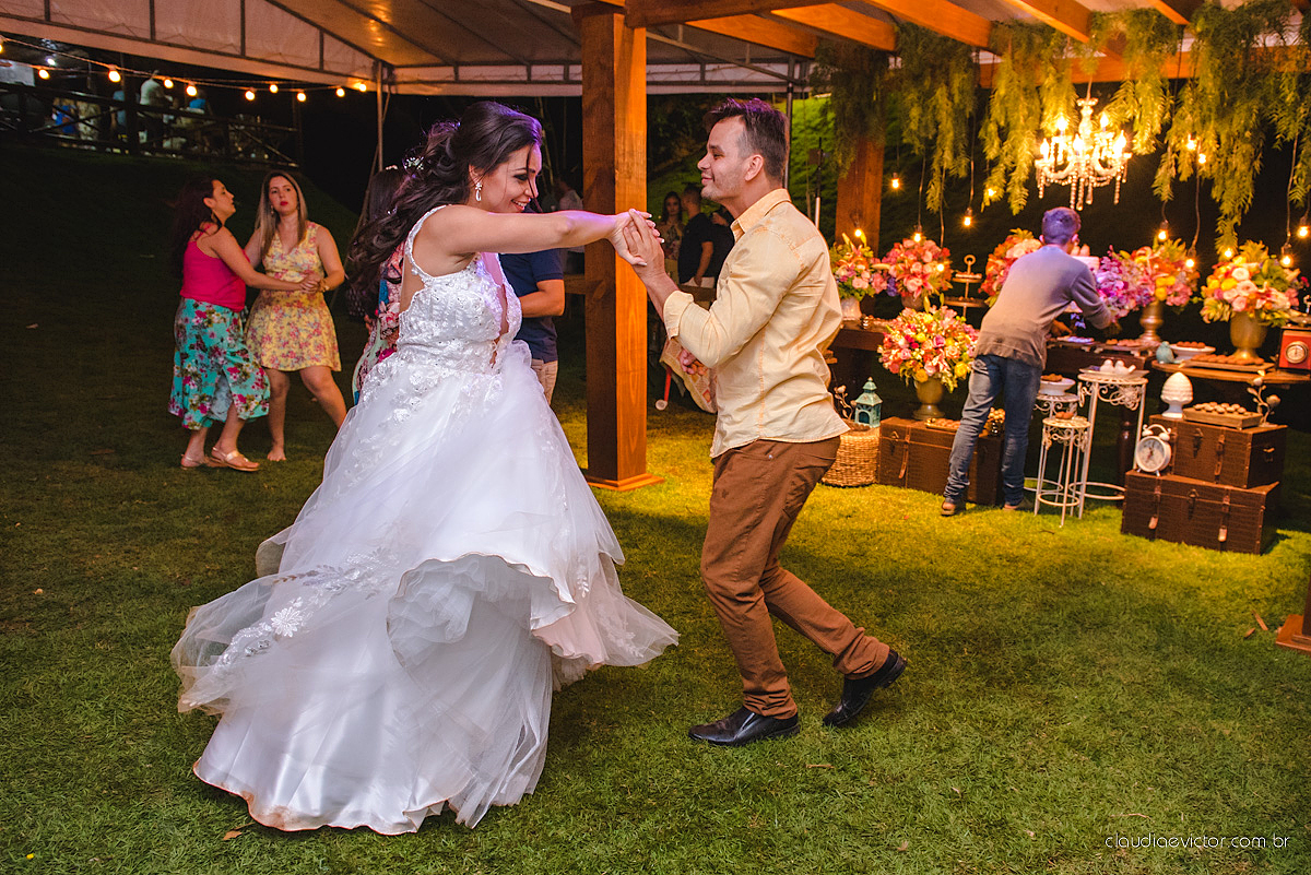 Lindo casamento familiar realizado ao ar livre num sítio em Santa Leopoldina por fotógrafos de casamento de vila velha fotógrafos de casamento de vitória fotógrafos de casamento de serra ES com noivo e noiva e pajens com lago e muita dança