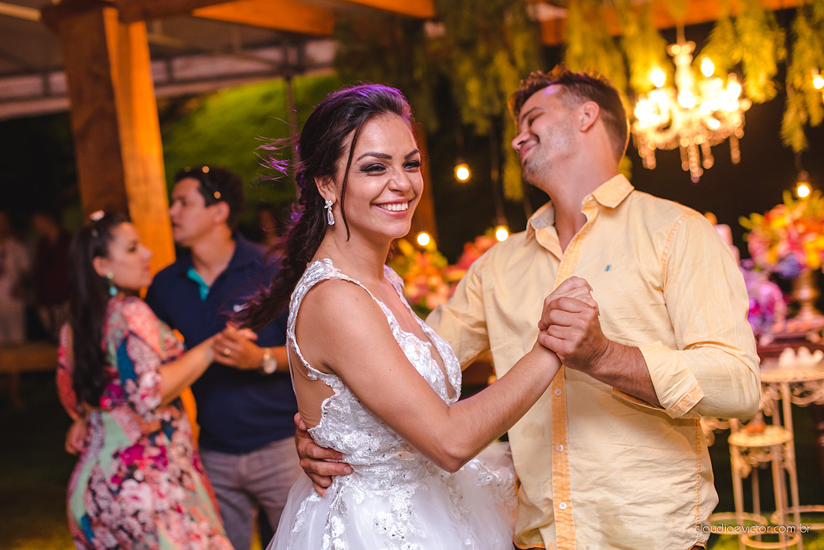 Lindo casamento familiar realizado ao ar livre num sítio em Santa Leopoldina por fotógrafos de casamento de vila velha fotógrafos de casamento de vitória fotógrafos de casamento de serra ES com noivo e noiva e pajens com lago e muita dança