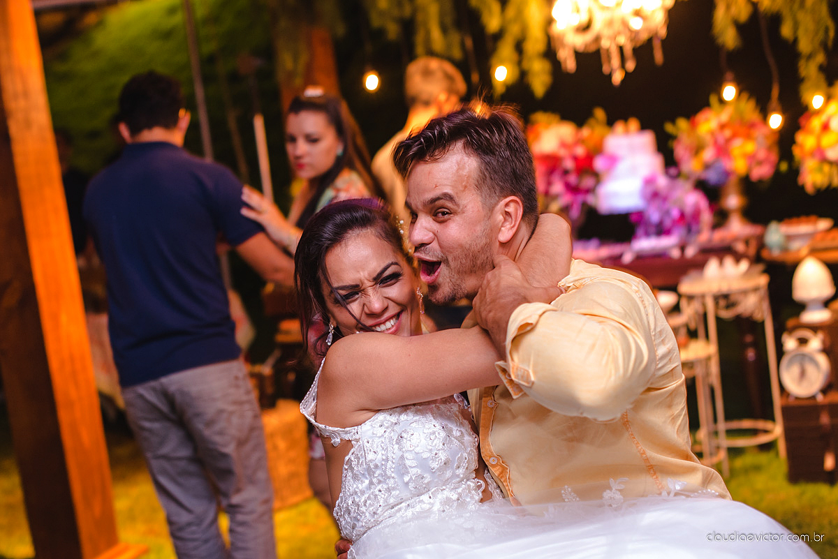 Lindo casamento familiar realizado ao ar livre num sítio em Santa Leopoldina por fotógrafos de casamento de vila velha fotógrafos de casamento de vitória fotógrafos de casamento de serra ES com noivo e noiva e pajens com lago e muita dança