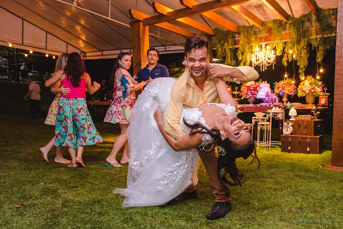 Lindo casamento familiar realizado ao ar livre num sítio em Santa Leopoldina por fotógrafos de casamento de vila velha fotógrafos de casamento de vitória fotógrafos de casamento de serra ES com noivo e noiva e pajens com lago e muita dança
