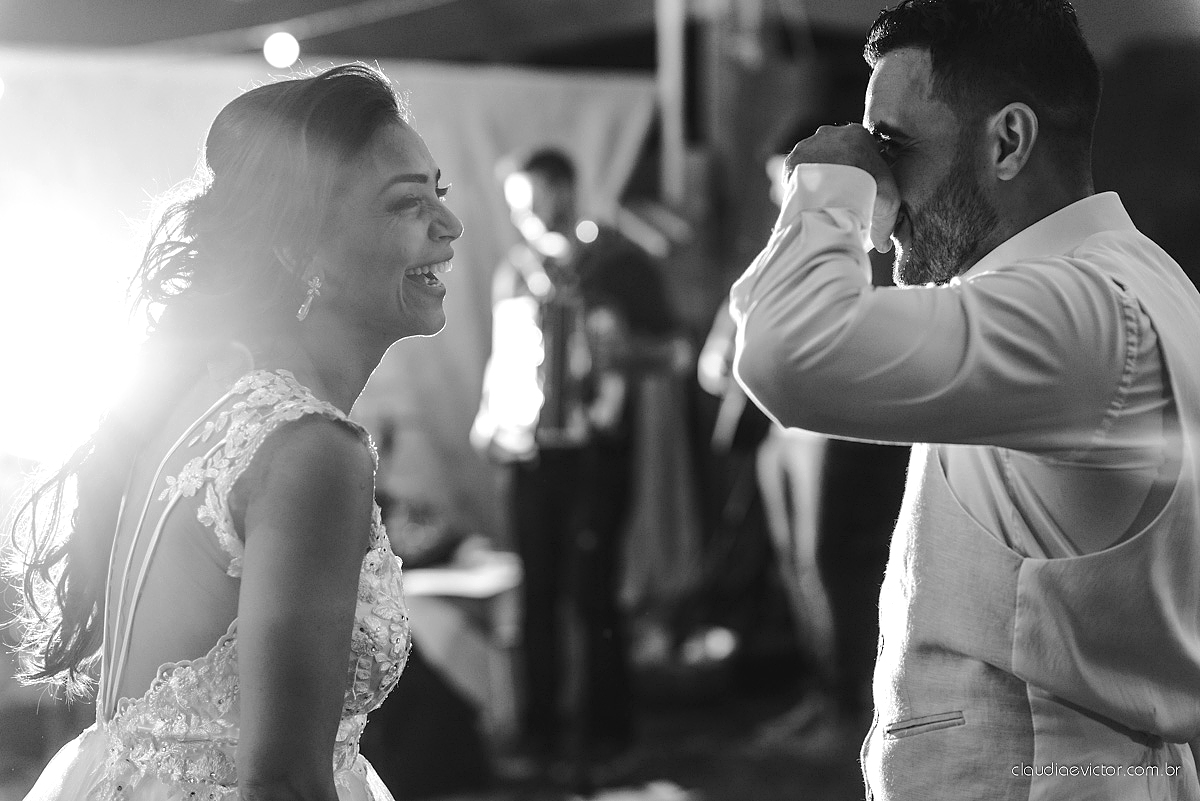 Lindo casamento familiar realizado ao ar livre num sítio em Santa Leopoldina por fotógrafos de casamento de vila velha fotógrafos de casamento de vitória fotógrafos de casamento de serra ES com noivo e noiva e pajens com lago e muita dança