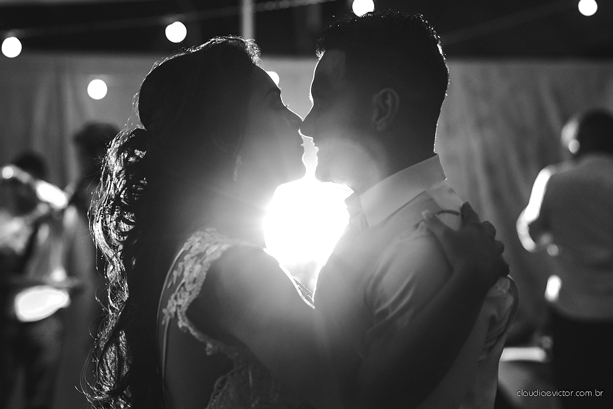 Lindo casamento familiar realizado ao ar livre num sítio em Santa Leopoldina por fotógrafos de casamento de vila velha fotógrafos de casamento de vitória fotógrafos de casamento de serra ES com noivo e noiva e pajens com lago e muita dança