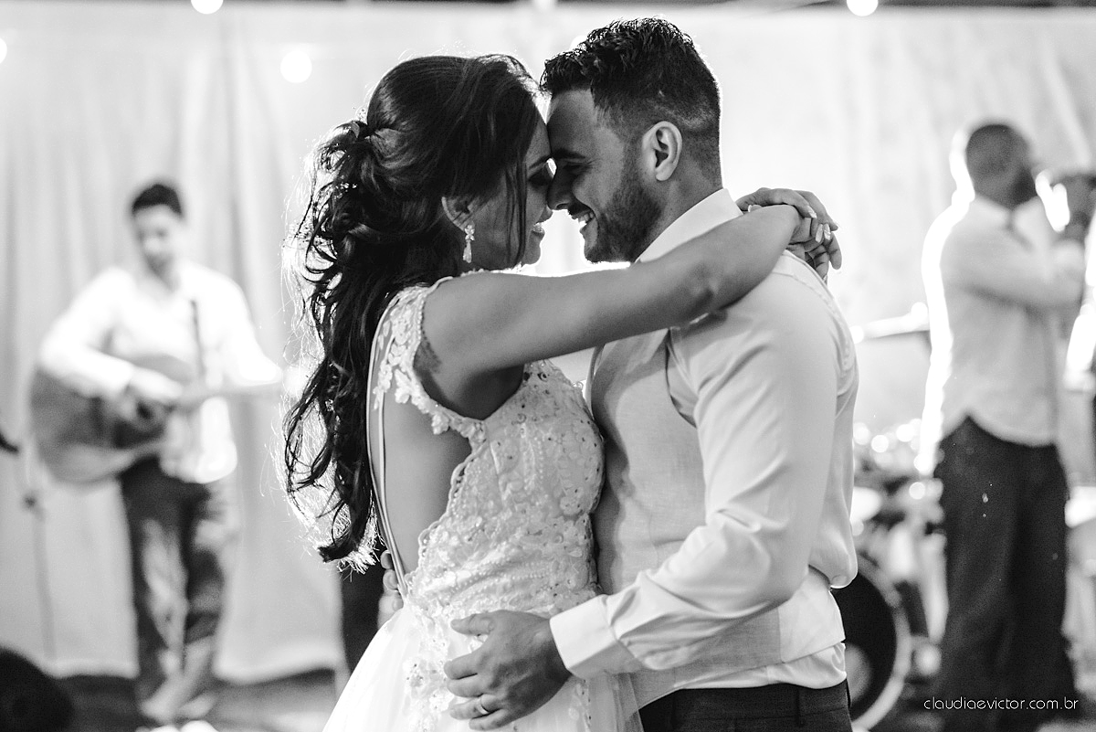 Lindo casamento familiar realizado ao ar livre num sítio em Santa Leopoldina por fotógrafos de casamento de vila velha fotógrafos de casamento de vitória fotógrafos de casamento de serra ES com noivo e noiva e pajens com lago e muita dança