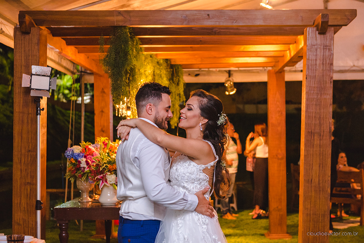 Lindo casamento familiar realizado ao ar livre num sítio em Santa Leopoldina por fotógrafos de casamento de vila velha fotógrafos de casamento de vitória fotógrafos de casamento de serra ES com noivo e noiva e pajens com lago e muita dança