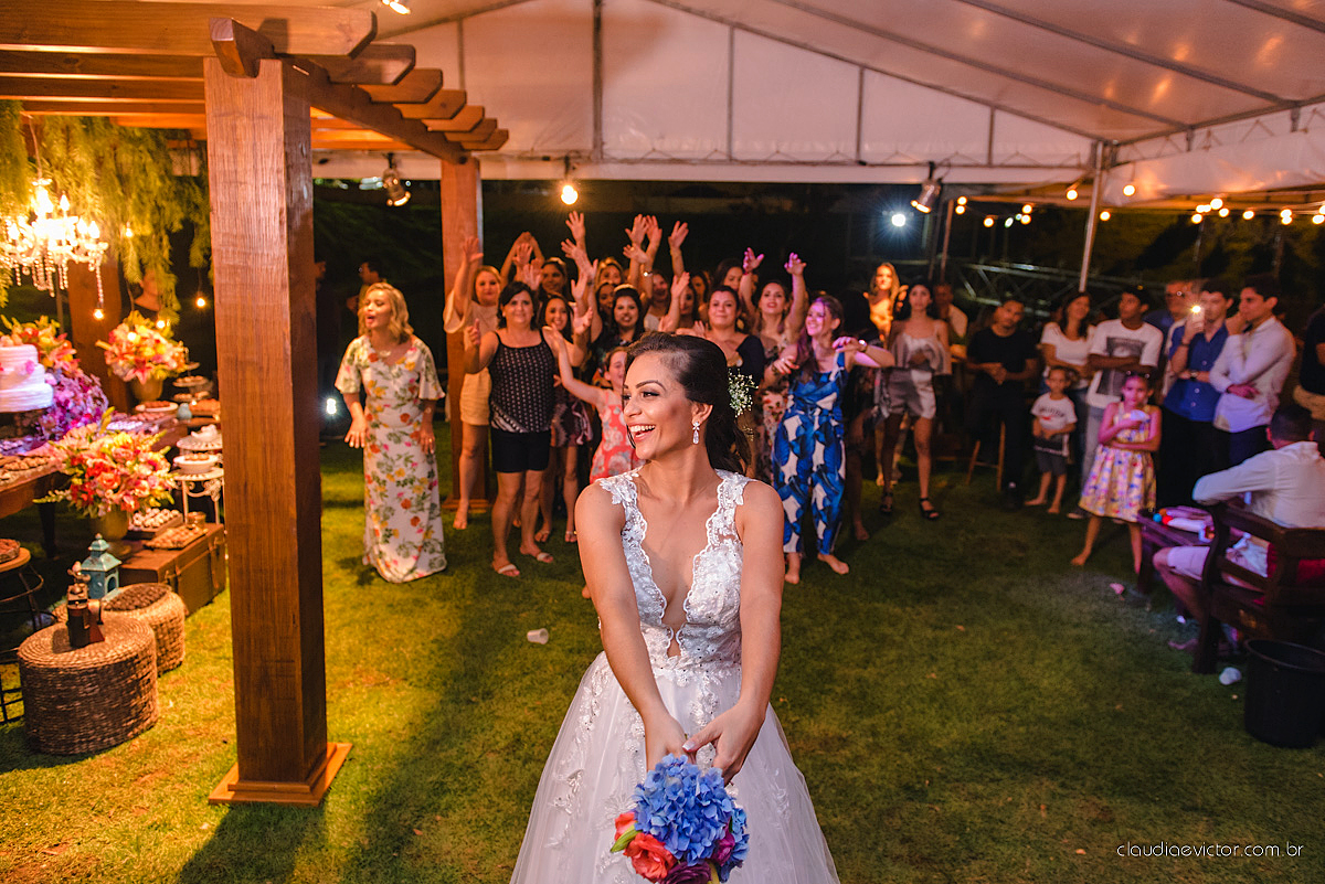 Lindo casamento familiar realizado ao ar livre num sítio em Santa Leopoldina por fotógrafos de casamento de vila velha fotógrafos de casamento de vitória fotógrafos de casamento de serra ES com noivo e noiva e pajens com lago e muita dança