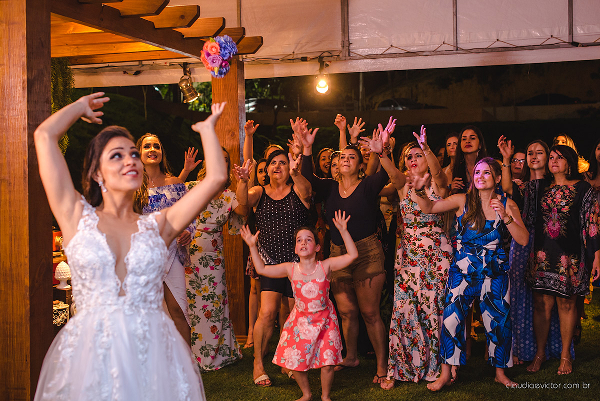 Lindo casamento familiar realizado ao ar livre num sítio em Santa Leopoldina por fotógrafos de casamento de vila velha fotógrafos de casamento de vitória fotógrafos de casamento de serra ES com noivo e noiva e pajens com lago e muita dança