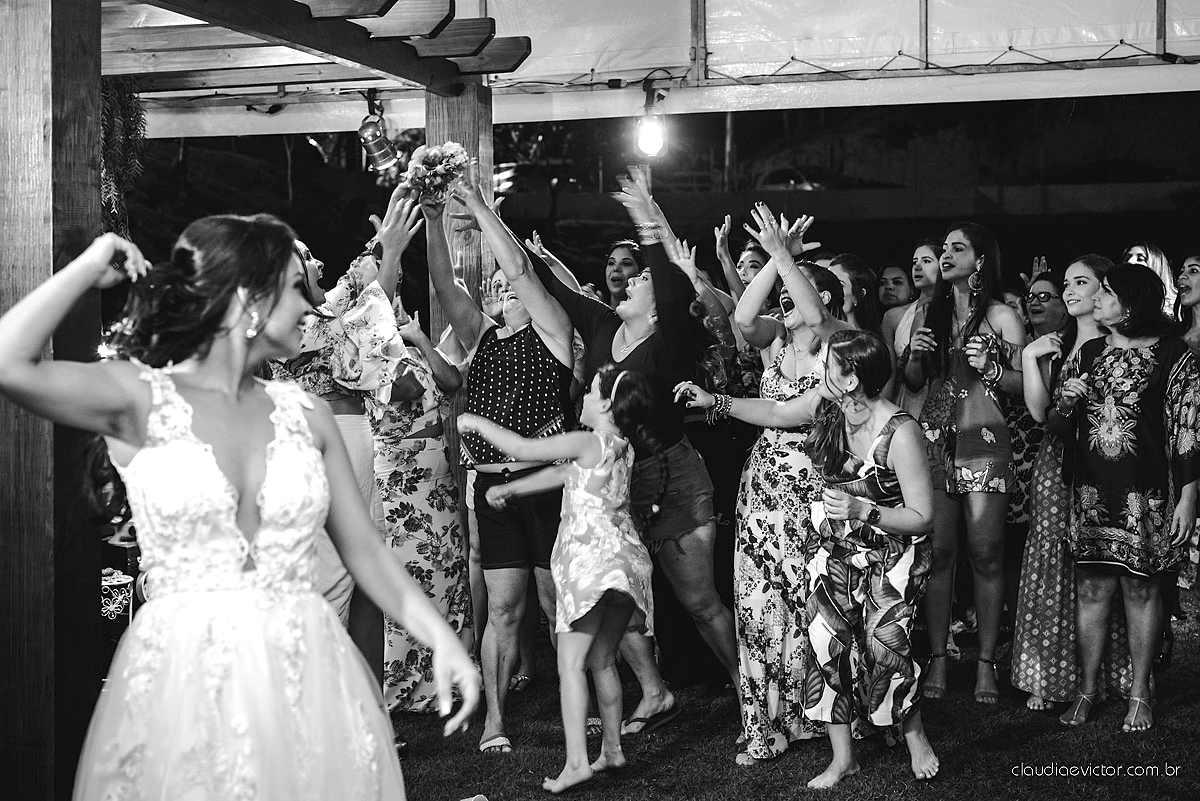 Lindo casamento familiar realizado ao ar livre num sítio em Santa Leopoldina por fotógrafos de casamento de vila velha fotógrafos de casamento de vitória fotógrafos de casamento de serra ES com noivo e noiva e pajens com lago e muita dança