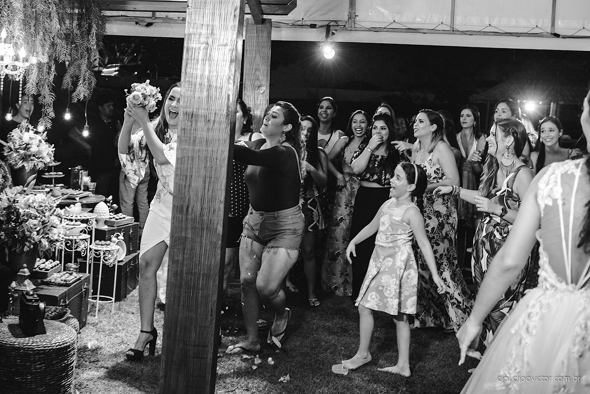 Lindo casamento familiar realizado ao ar livre num sítio em Santa Leopoldina por fotógrafos de casamento de vila velha fotógrafos de casamento de vitória fotógrafos de casamento de serra ES com noivo e noiva e pajens com lago e muita dança