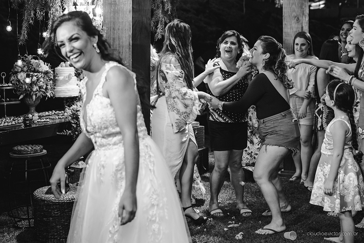 Lindo casamento familiar realizado ao ar livre num sítio em Santa Leopoldina por fotógrafos de casamento de vila velha fotógrafos de casamento de vitória fotógrafos de casamento de serra ES com noivo e noiva e pajens com lago e muita dança