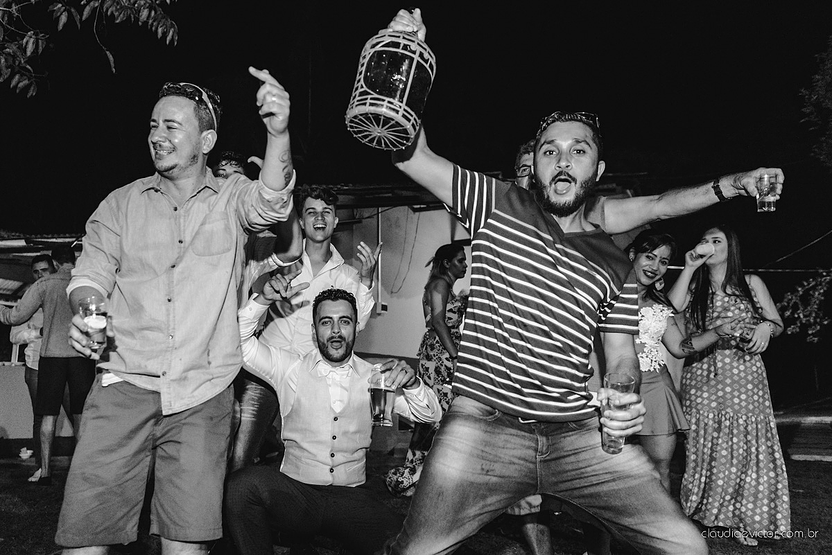 Lindo casamento familiar realizado ao ar livre num sítio em Santa Leopoldina por fotógrafos de casamento de vila velha fotógrafos de casamento de vitória fotógrafos de casamento de serra ES com noivo e noiva e pajens com lago e muita dança