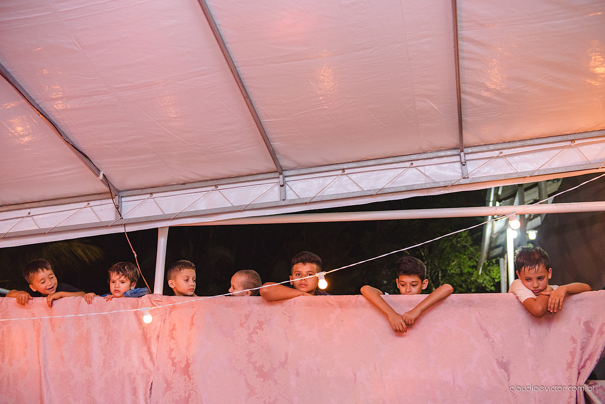 Lindo casamento familiar realizado ao ar livre num sítio em Santa Leopoldina por fotógrafos de casamento de vila velha fotógrafos de casamento de vitória fotógrafos de casamento de serra ES com noivo e noiva e pajens com lago e muita dança