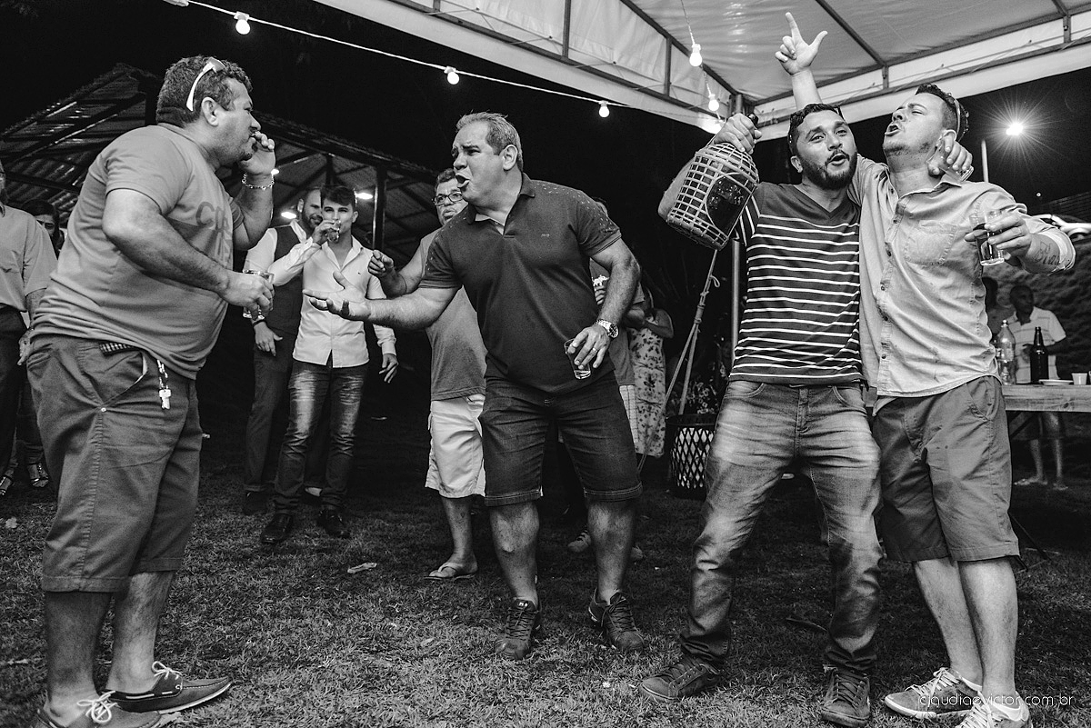 Lindo casamento familiar realizado ao ar livre num sítio em Santa Leopoldina por fotógrafos de casamento de vila velha fotógrafos de casamento de vitória fotógrafos de casamento de serra ES com noivo e noiva e pajens com lago e muita dança