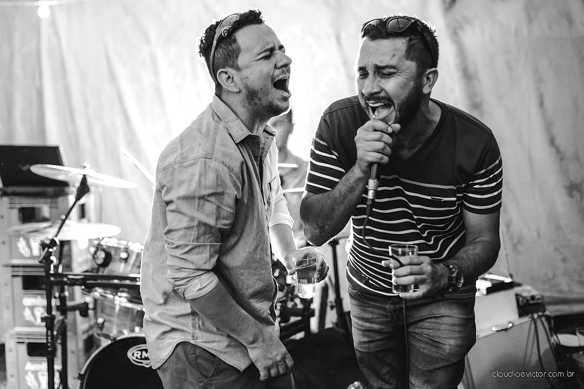 Lindo casamento familiar realizado ao ar livre num sítio em Santa Leopoldina por fotógrafos de casamento de vila velha fotógrafos de casamento de vitória fotógrafos de casamento de serra ES com noivo e noiva e pajens com lago e muita dança