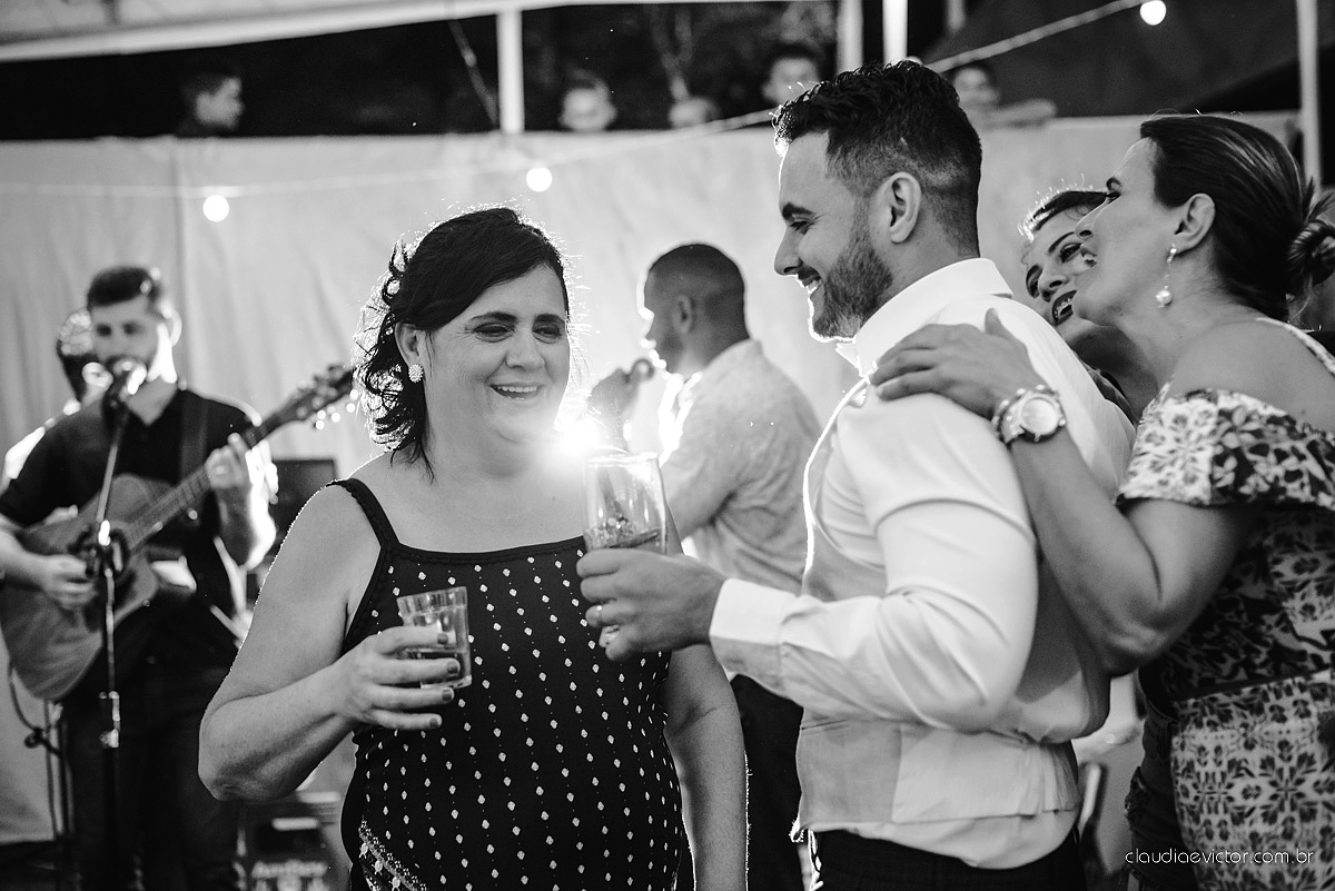 Lindo casamento familiar realizado ao ar livre num sítio em Santa Leopoldina por fotógrafos de casamento de vila velha fotógrafos de casamento de vitória fotógrafos de casamento de serra ES com noivo e noiva e pajens com lago e muita dança