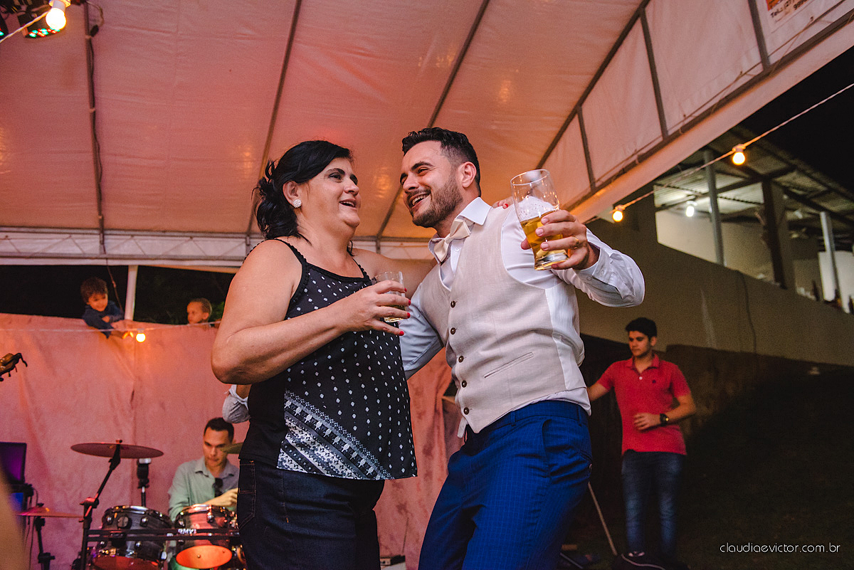Lindo casamento familiar realizado ao ar livre num sítio em Santa Leopoldina por fotógrafos de casamento de vila velha fotógrafos de casamento de vitória fotógrafos de casamento de serra ES com noivo e noiva e pajens com lago e muita dança
