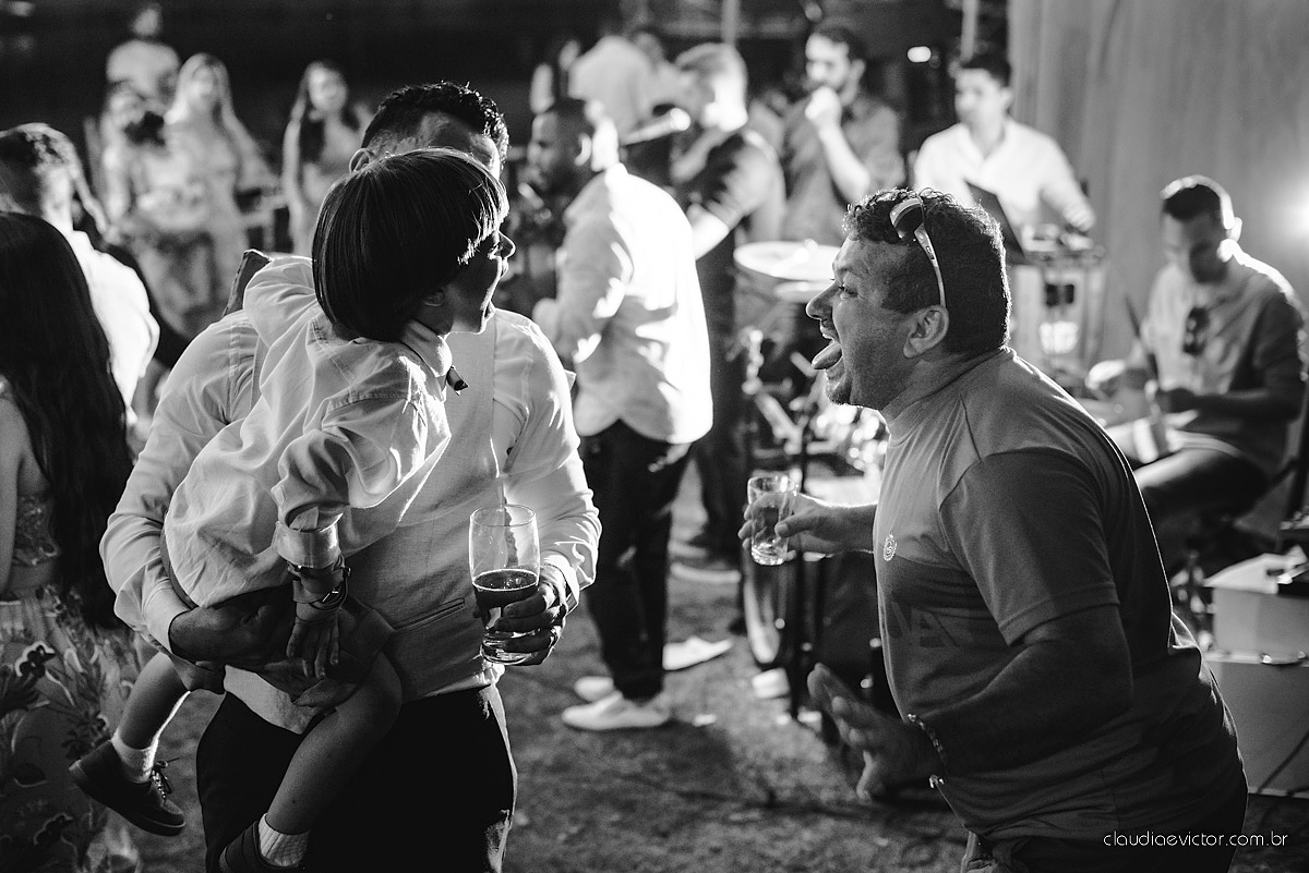 Lindo casamento familiar realizado ao ar livre num sítio em Santa Leopoldina por fotógrafos de casamento de vila velha fotógrafos de casamento de vitória fotógrafos de casamento de serra ES com noivo e noiva e pajens com lago e muita dança