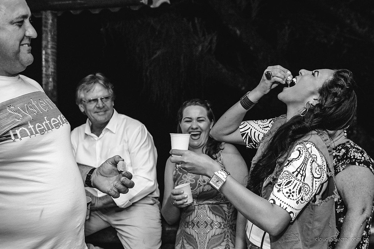 Lindo casamento familiar realizado ao ar livre num sítio em Santa Leopoldina por fotógrafos de casamento de vila velha fotógrafos de casamento de vitória fotógrafos de casamento de serra ES com noivo e noiva e pajens com lago e muita dança