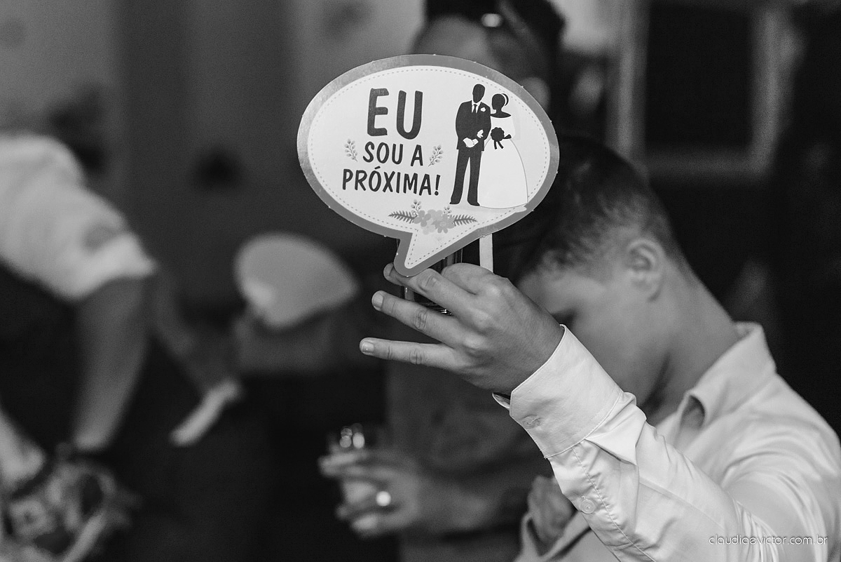 Lindo casamento familiar realizado ao ar livre num sítio em Santa Leopoldina por fotógrafos de casamento de vila velha fotógrafos de casamento de vitória fotógrafos de casamento de serra ES com noivo e noiva e pajens com lago e muita dança