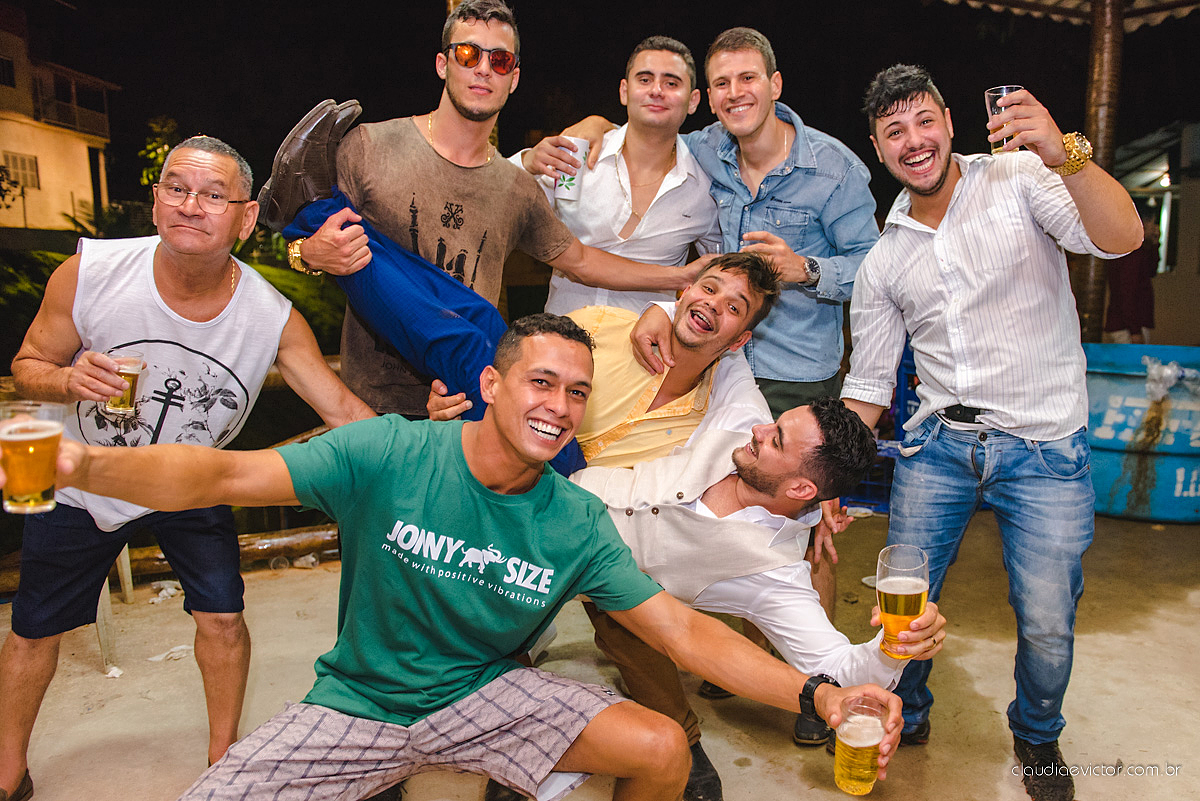 Lindo casamento familiar realizado ao ar livre num sítio em Santa Leopoldina por fotógrafos de casamento de vila velha fotógrafos de casamento de vitória fotógrafos de casamento de serra ES com noivo e noiva e pajens com lago e muita dança