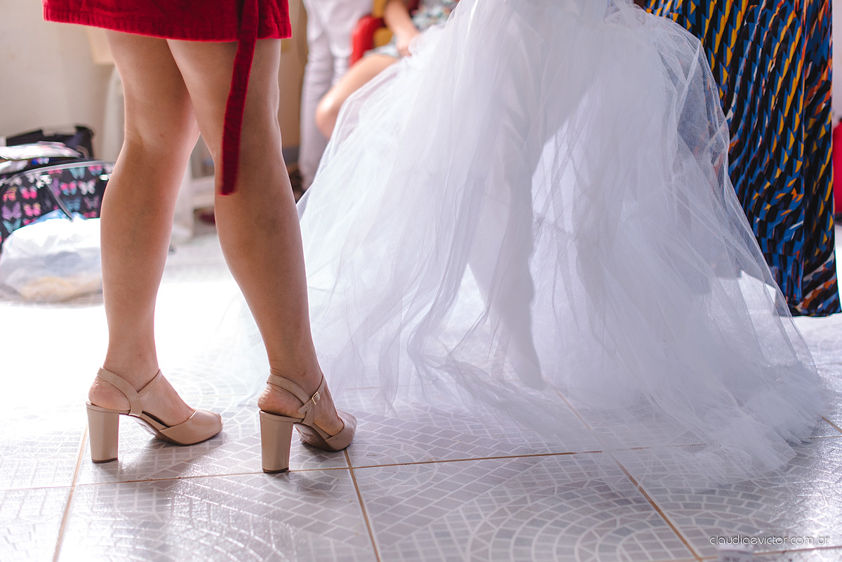 Lindo casamento familiar realizado ao ar livre num sítio em Santa Leopoldina por fotógrafos de casamento de vila velha fotógrafos de casamento de vitória fotógrafos de casamento de serra ES com noivo e noiva e pajens com lago e muita dança