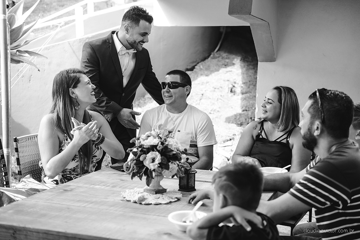 Lindo casamento familiar realizado ao ar livre num sítio em Santa Leopoldina por fotógrafos de casamento de vila velha fotógrafos de casamento de vitória fotógrafos de casamento de serra ES com noivo e noiva e pajens com lago e muita dança